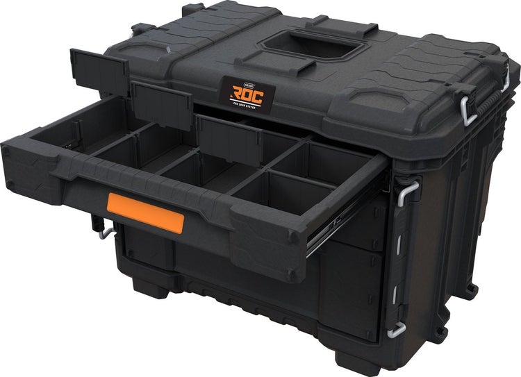 Werkzeugkiste aus schwarzem Kunststoff mit ausziehbarer Schublade und Fächern für Kleinteile, Keter Logo.