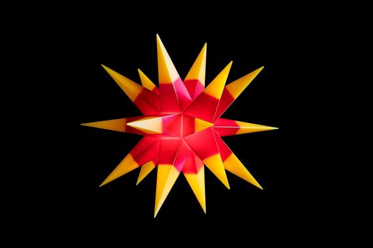 Weihnachtliche Lichterkette mit sternförmigen Lampen