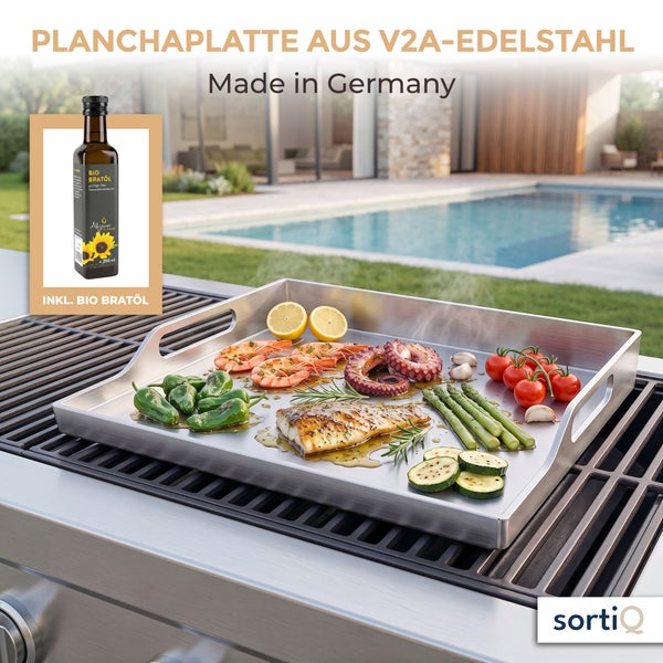 Planchaplatte aus V2A Edelstahl inklusive Bio Bratöl auf einem Gasgrill vor einer Poollandschaft.