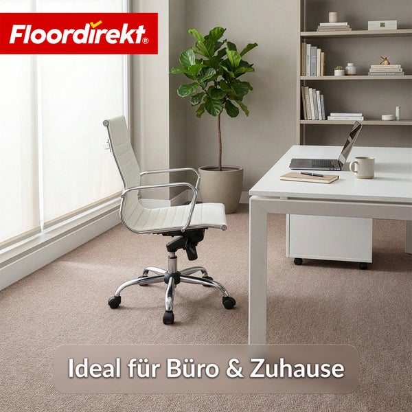 Büro mit Schreibtisch, Bürostuhl, Zimmerpflanze und Bücherregal
