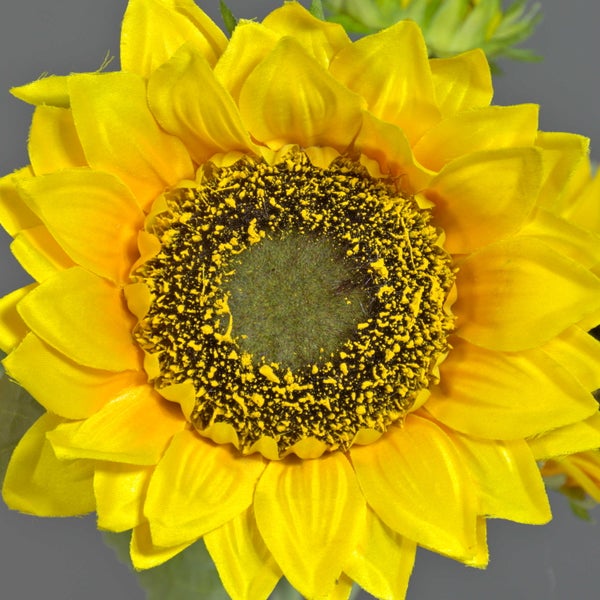 Künstliche Sonnenblume aus Kunststoff und Textil, Detailaufnahme der gelben Blüte.