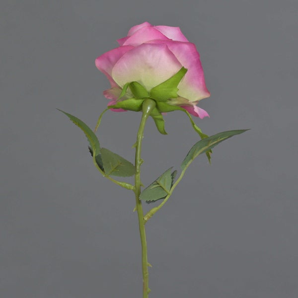 Nahaufnahme einer rosa künstlichen Rose aus Textil mit detailgetreuen Blütenblättern.