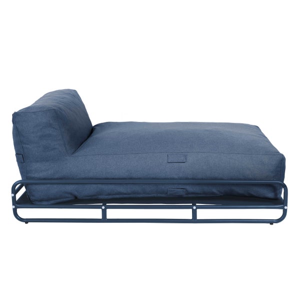 Modernes Outdoor-Lounge-Sofa mit blauem Polster und Metallgestell.