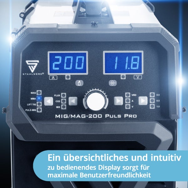 Werkstattwagen mit Autobatterie, Werkzeugkasten und Flüssigkeitsbehältern in einer Werkstatt