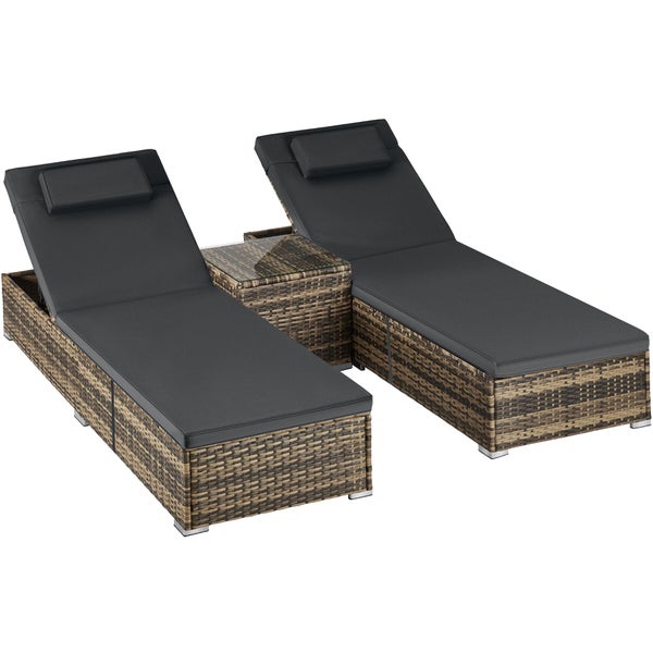 Zwei Gartenliegen aus Polyrattan inklusive Polsterauflagen und Beistelltisch mit Glasplatte.