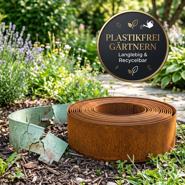 Rasenkante aus Cortenstahl als Rolle neben einer zerbrochenen Rasenkante aus Kunststoff. Siegel für plastikfreies Gärtnern, langlebig und recycelbar.