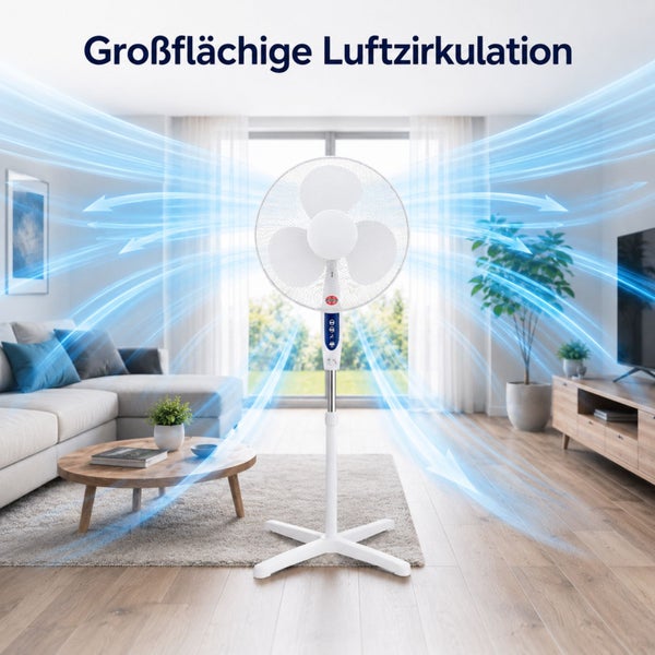 Standventilator in einem hellen Wohnzimmer mit illustrierten Luftströmen, die eine großflächige Luftzirkulation im Raum verdeutlichen.