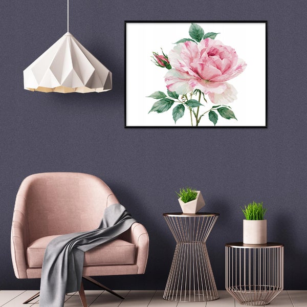 Ein Wohnbereich mit einem Sessel, zwei Beistelltischen mit Pflanzen, einer geometrischen Hängelampe und einem Wandbild mit Rosenmotiv.