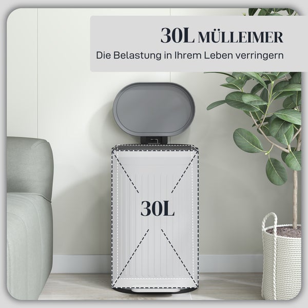 Tretmülleimer mit 30 Litern Fassungsvermögen in einem hellen Wohnraum neben einer Pflanze und einem Sofa.