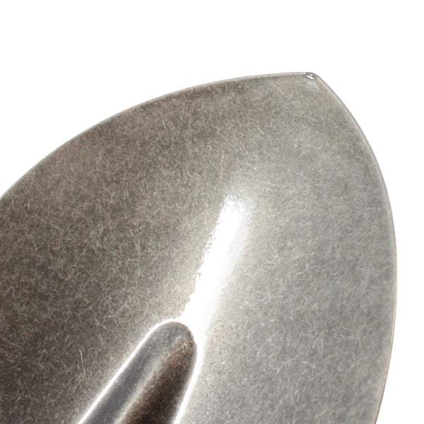 Detailansicht des robusten Metallblatts einer Handschaufel mit strukturierter Oberfläche.