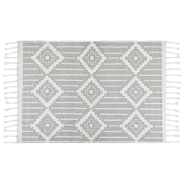 Gewebter Teppich mit grau-weißem geometrischem Rautenmuster und Fransen an den Seiten.
