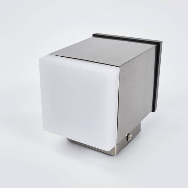 Würfelförmige Wandleuchte aus Edelstahl mit weißem Kunststoff-Diffusor.