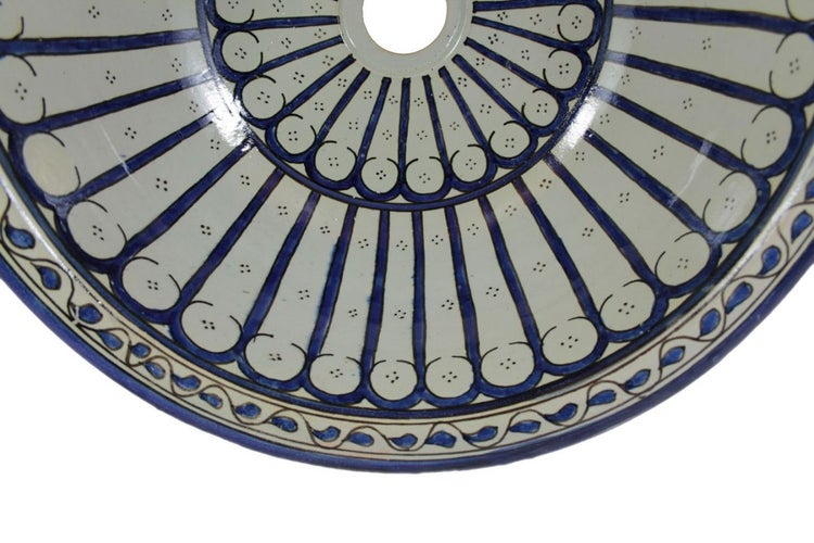 Detailansicht eines Keramikwaschbeckens mit blauem Dekor