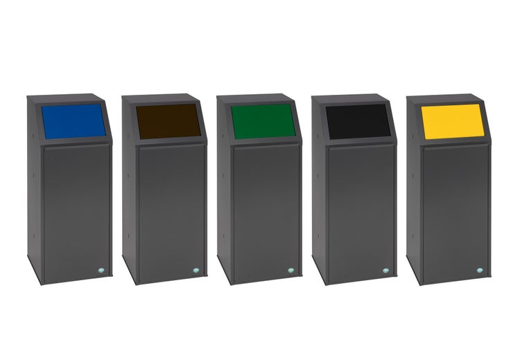 Fünf Abfalltrennsysteme aus Metall für Recycling mit verschieden farbigen Einwurföffnungen.