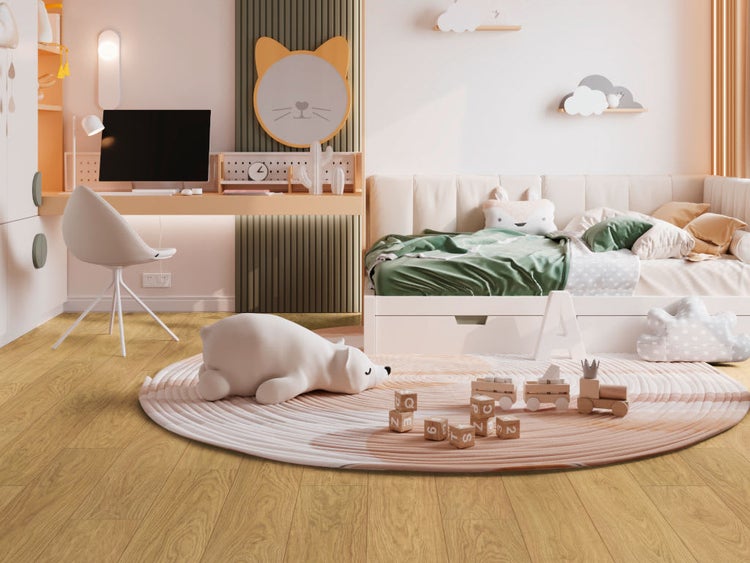 Modernes Kinderzimmer mit Laminatboden in Eichenoptik, Schreibtisch, Einzelbett und rundem Spielteppich in freundlicher Atmosphäre.