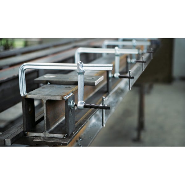 Metallträger mit Schraubzwingen