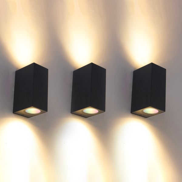 Drei schwarze, quaderförmige Wandleuchten mit Lichtaustritt nach oben und unten.