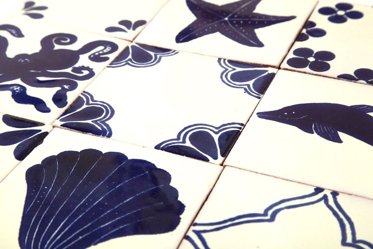 Fliesen mit Meeresmotiven wie Oktopus, Seestern und Delfin