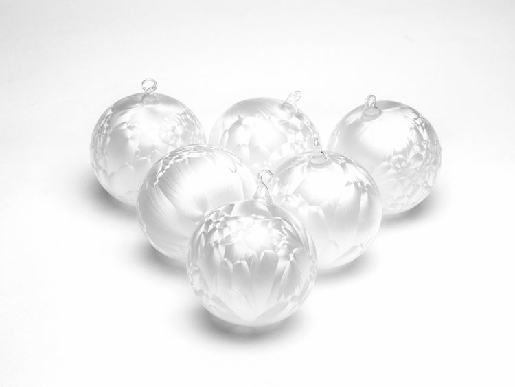 Eisweiß 8cm Glaskugel mit Glasöse, mundgeblasen, handdekoriert, unversilbert (6 Stück), 6 Stck., Weihnachtsbaumkugeln, Christbaumschmuck, Weihnachtsbaumanhänger