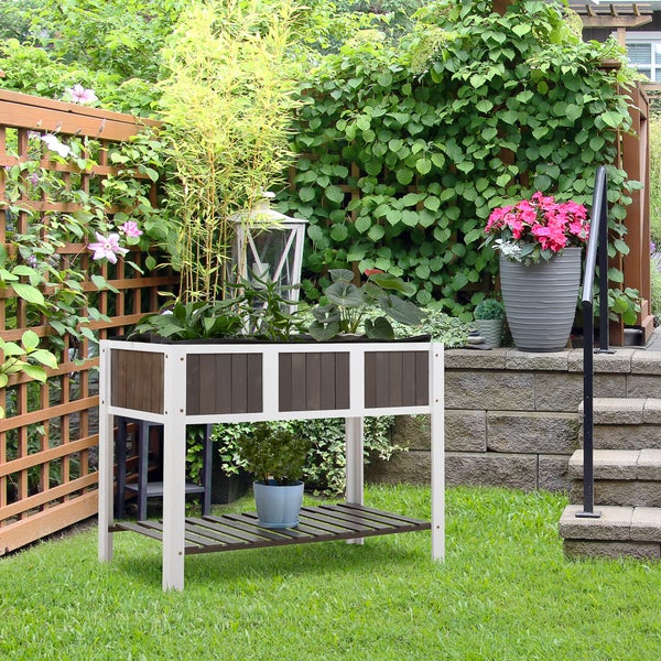 Hochbeet aus Holz mit Ablage im Garten