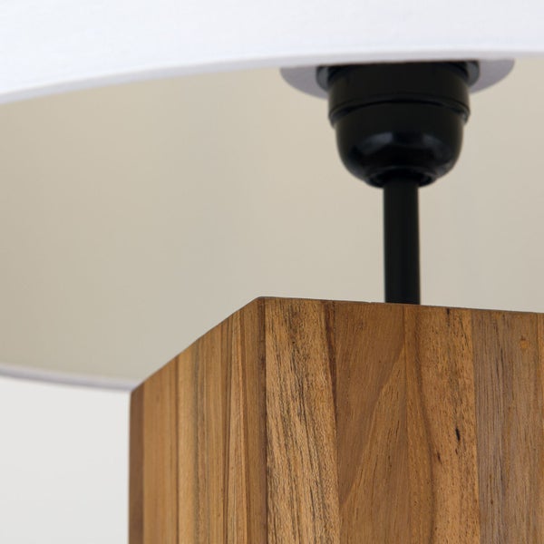 Detailansicht einer Tischleuchte mit Lampenschirm und Holzfuß