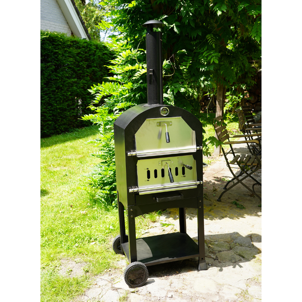 Mobiler Pizzaofen aus schwarzem Stahl mit Schornstein, zwei Edelstahl-Türen und Thermometer im Garten.