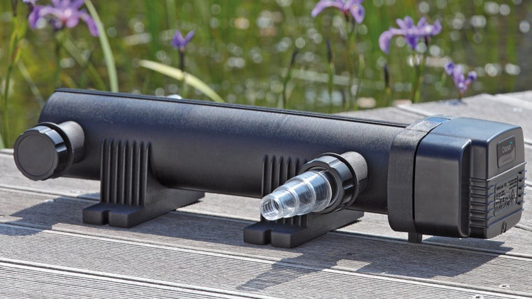 Oase UVC-Vorklärgerät Vitronic für Teiche auf einem Holzsteg vor einem Gartenteich.