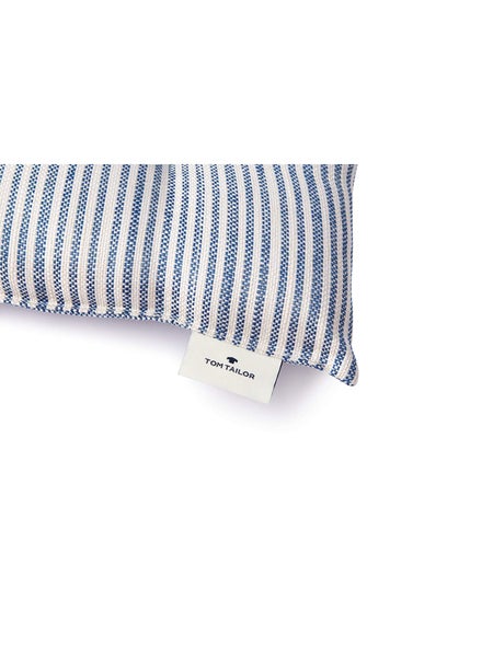 Blau-weiß gestreiftes Zierkissen aus Webstoff mit Tom Tailor Logo.