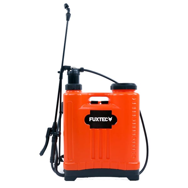 Fuxtec Rückenspritze aus orangefarbenem Kunststoff mit schwarzer Sprühlanze, Pumphebel und Fuxtec Logo.
