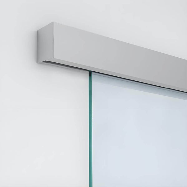 Detailansicht einer Glasschiebetür mit silberfarbener Führungsschiene an einer Wand