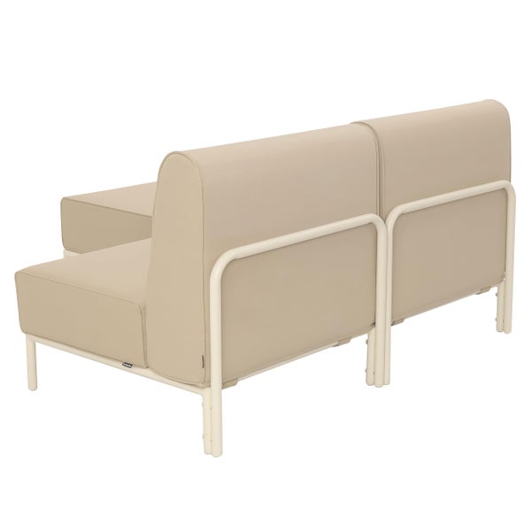 Modulares Gartensofa mit Metallgestell und Stoffpolstern, Rückansicht.