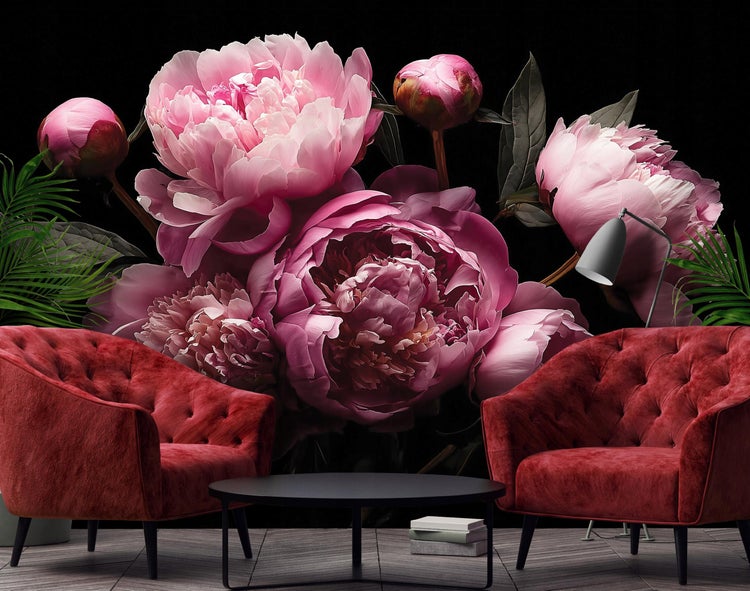 Szene mit zwei roten Sesseln, einem schwarzen Tisch und einer großen Blumenwandtapete