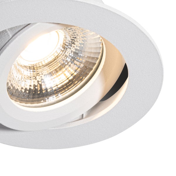 Schwenkbarer LED-Einbaustrahler in Weiß mit warmweißem Licht und strukturiertem Reflektor.