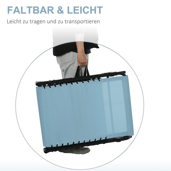 Faltbare und leichte Gartenliege, die von einer Person an Tragegriffen getragen wird, für einfachen Transport.