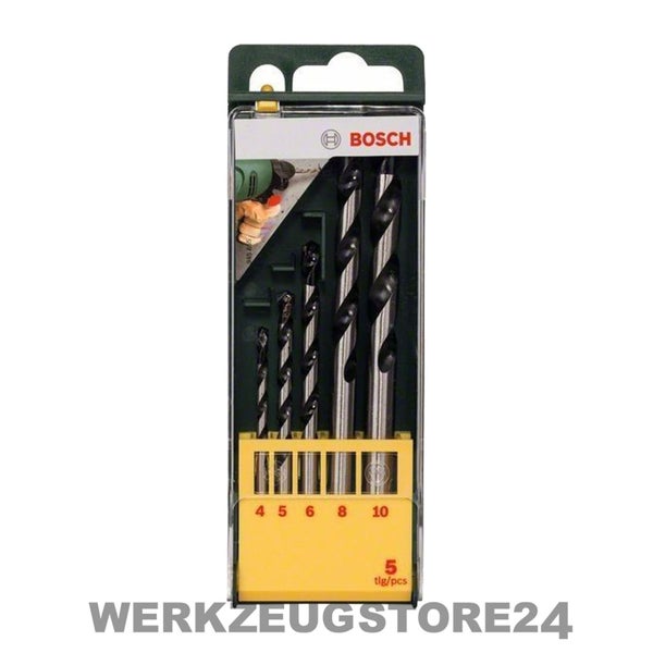 Küchenspüle mit Abtropfgestell, Schneidebrett, Armatur und Dekoration auf einer Arbeitsplatte