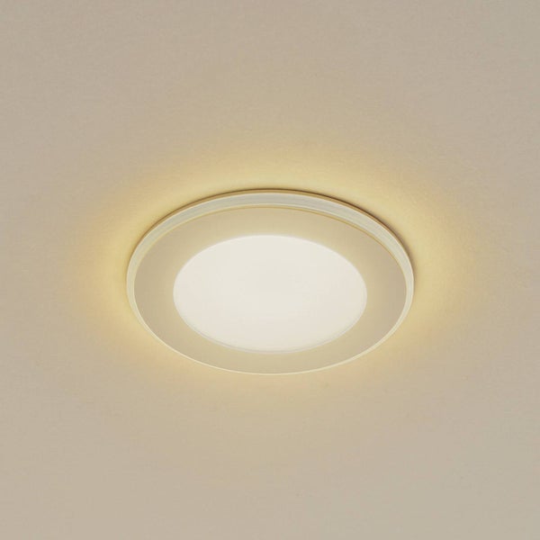Runde LED Einbauleuchte für die Decke mit weißem Rahmen, eingeschaltet mit warmweißem Licht.