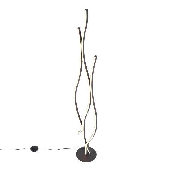 Moderne LED-Stehleuchte mit drei geschwungenen Lichtstäben, schwarzem Gehäuse und Fußschalter.
