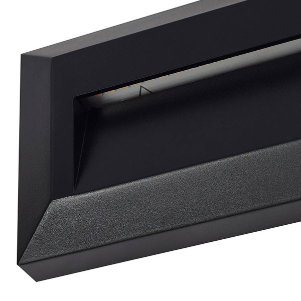Detailansicht einer schwarzen LED-Wandeinbauleuchte für den Außenbereich mit rechteckigem Rahmen.