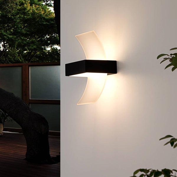 Moderne Außenwandleuchte mit schwarzer Halterung und geschwungenem weißen Lichtelement an einer Hauswand.