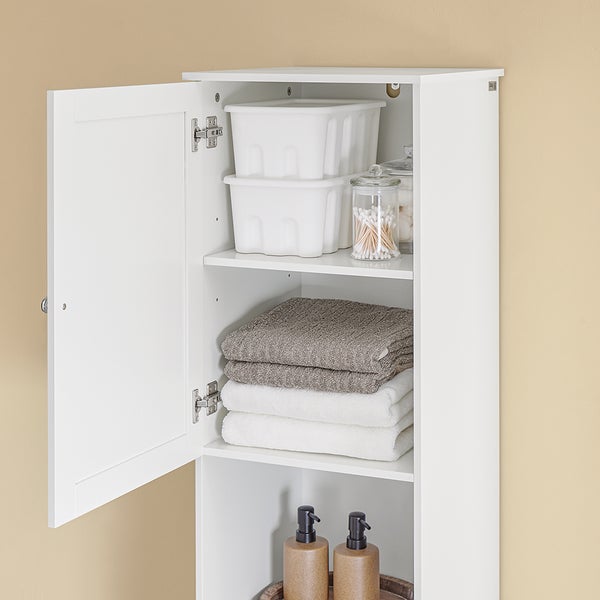 Weißer Badezimmerschrank mit offener Tür, Ablagekörben, Handtüchern und Pflegeprodukten