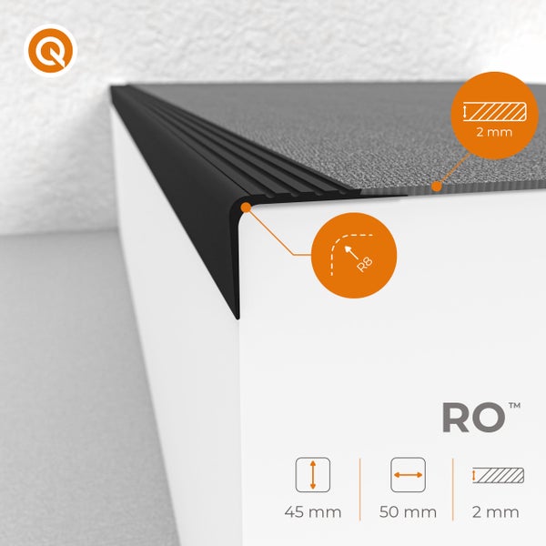 Treppenkantenprofil mit einer Breite von 50 Millimeter, einer Höhe von 45 Millimeter, einer Stärke von 2 Millimeter und Radius R8. Q Logo. RO Logo.