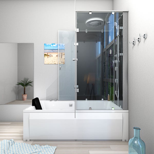 Moderne weiße Badewanne mit integrierter Glas-Duschkabine, Regenduschkopf, Handbrause und Armaturen in einem hellen, aufgeräumten Badezimmer.