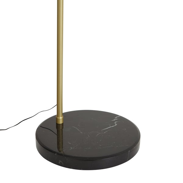 Runde Basis einer Stehleuchte aus schwarzem Marmor mit einem goldfarbenen Metallstab.