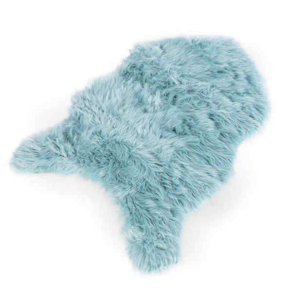 Flauschiger Kunstfell-Teppich in Tierhaut-Form, hellblau.
