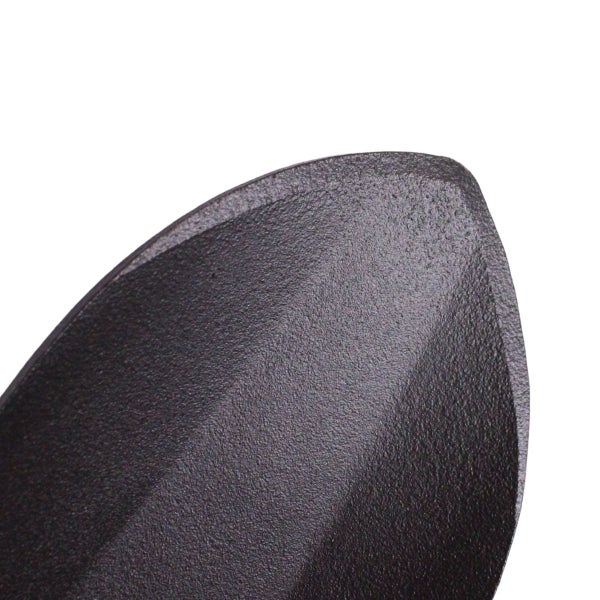 Nahaufnahme eines spitz zulaufenden, schwarzen Schaufelblatts aus Metall mit strukturierter Oberfläche.