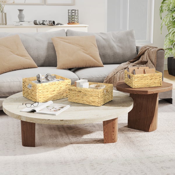 Wohnzimmer-Szene mit drei geflochtenen Aufbewahrungskörben auf Couchtischen.