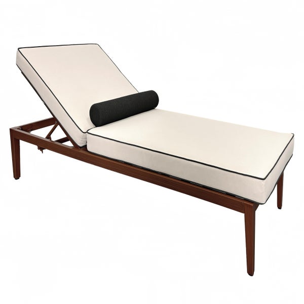 Gartenliege aus dunklem Holz mit hellen Polstern, schwarzer Paspelierung und einer schwarzen Nackenrolle.