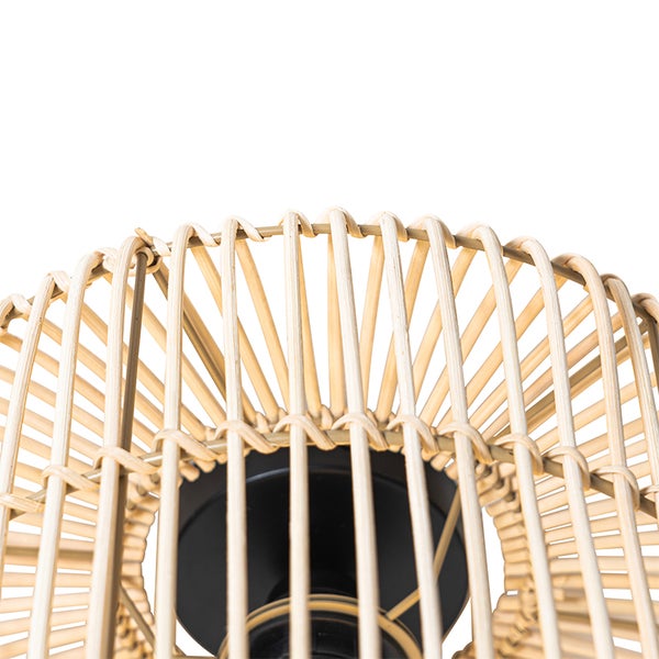 Nahaufnahme einer Deckenleuchte mit Lampenschirm aus Bambus