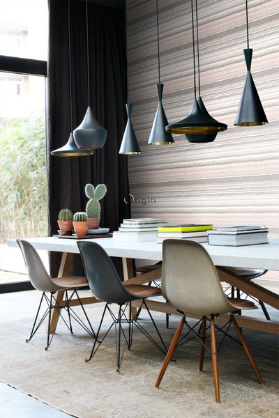 Esszimmer mit Esstisch, Stühlen und Pendelleuchten vor einer gemusterten Tapete