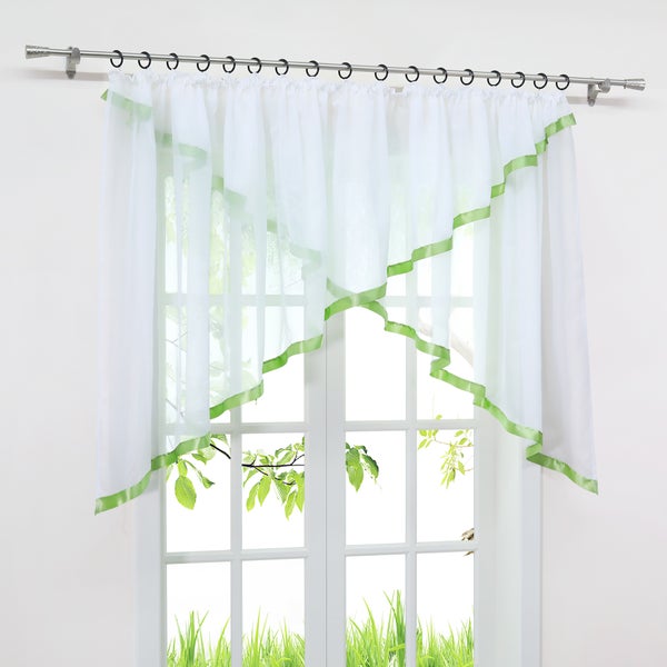 Gardine mit grüner Bordüre vor einem Fenster
